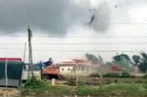 Vòi rồng cuốn sập nhiều nhà dân ở Bạc Liêu