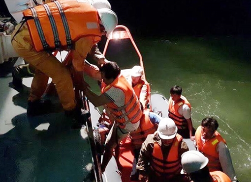 Cứu sống 5 thành biên tàu cá bị phá nước, mất liên lạc trong đêm