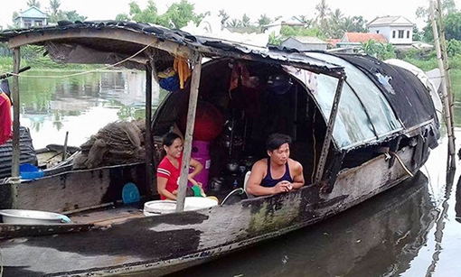 Dân vạn đò mong mỏi được lên bờ