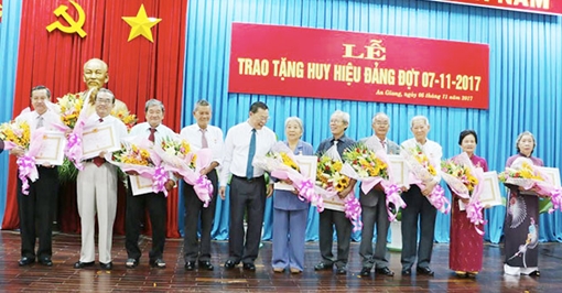 Trao tặng, truy tặng Huy hiệu Đảng cho 166 đảng viên