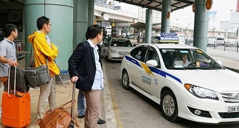 Yêu cầu rà soát lại việc nhượng quyền khai thác taxi, xe khách tại Cảng Nội Bài
