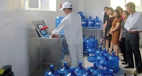 Xử phạt 16 cơ sở sản xuất nước đóng chai, nước đá dùng liền
