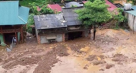 Trường học, nhà dân, các tuyến đường huyết mạch ở nhiều tỉnh bị sập và sạt lở do mưa lũ