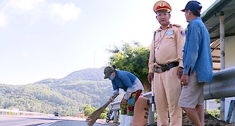 Không để người dân phơi lúa trên Quốc lộ 1A