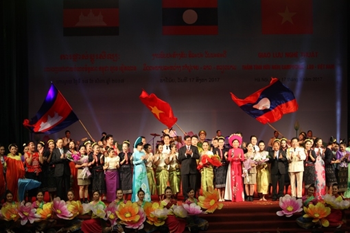 Giao lưu nghệ thuật “Thắm tình hữu nghị Campuchia – Lào – Việt Nam”