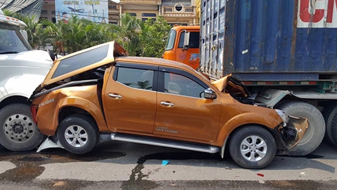 Xe bán tải nát bươm như xe đồ chơi sau cú tông của “hung thần” xa lộ