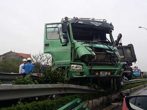 Xe tải “vượt rào” đấu đầu trên cao tốc Pháp Vân – Cầu Giẽ