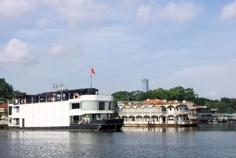 Du thuyền, nhà hàng nổi trên hồ Tây vẫn phớt lờ lệnh cấm