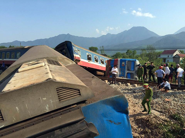 Tàu hỏa lật ngửa sau khi tông xe tải ở Thừa Thiên - Huế - Báo Công an Nhân dân điện tử