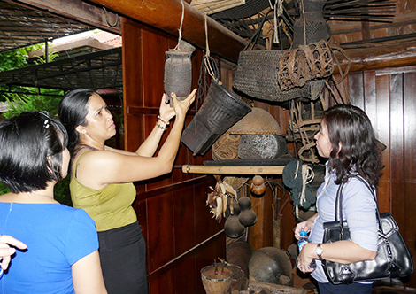 Người phụ nữ Êđê nặng lòng với văn hóa Tây Nguyên