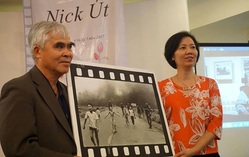 Tác giả “Em bé Napalm” trao ảnh tặng Bảo tàng Phụ nữ Việt Nam