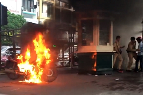 Người vi phạm giao thông đốt xe máy khi bị CSGT xử phạt sẽ bị xử lý như thế nào?