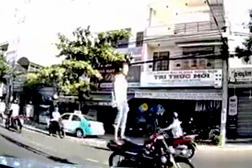 Đã làm rõ đối tượng điều khiển xe máy bằng.... chân gây xôn xao dư luận