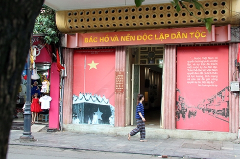 Thăm ngôi nhà Bác Hồ viết bản tuyên ngôn độc lập