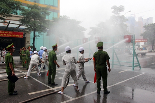 Chung kết Hội thi nghiệp vụ chữa cháy và cứu hộ tại các tòa chung cư cao tầng