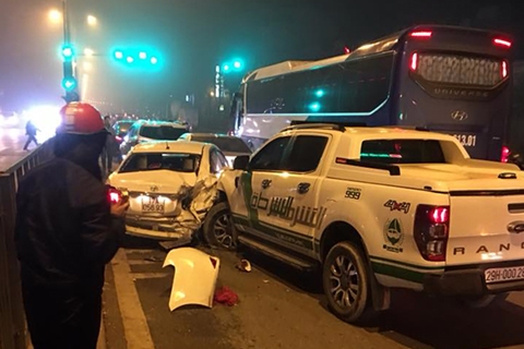 4 xe ô tô tông nhau liên hoàn trên phố