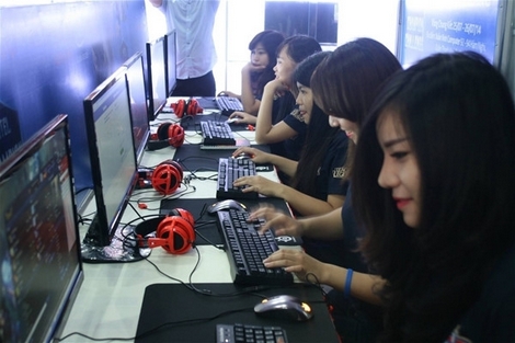 Phụ nữ trẻ mê muội trong trò chơi tìm bạn trai ảo