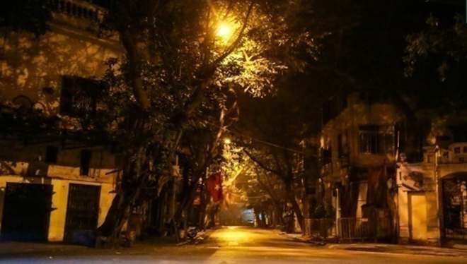 Đêm đông Hà Nội đầy hoài niệm và lãng mạn sẽ khiến bạn không thể rời mắt. Những bóng đèn vàng đang trải dài khắp con phố, bên cạnh đó là những tiếng xe reo, tiếng chân đi thong dong, kết hợp tạo nên một cảm giác riêng thật đặc biệt.
