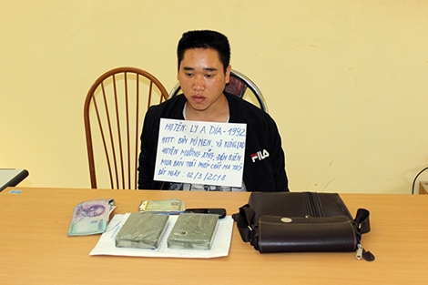 Đối tượng vận chuyển 2 bánh heroin lao xe vào cảnh sát