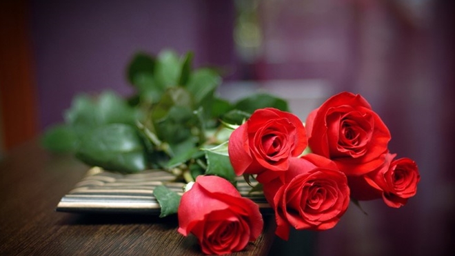 Hoa hồng dát vàng mang đến vẻ đẹp tuyệt vời và sang trọng. Hãy cùng chiêm ngưỡng những bông hoa tuyệt đẹp này, được dát vàng tinh xảo, giúp bạn cảm nhận được giá trị và ý nghĩa của sự quý phái và đẳng cấp.