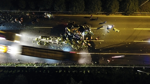 Đại lộ Thăng Long - Hà Nội ùn tắc trong đêm vì xe tải chở rau gặp nạn