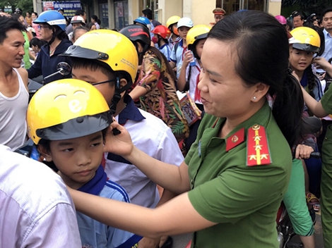 Công an tặng mũ bảo hiểm cho học sinh
