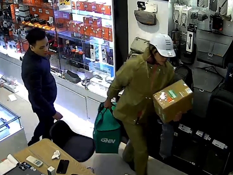 (Cảnh giác) Giả nhân viên giao hàng nhanh để chiếm đoạt tài sản
