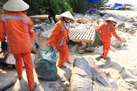 Ghềnh đá Nam Ô đối mặt với ô nhiễm môi trường