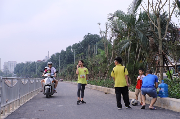 Xe máy chen chân vào tuyến đường đi bộ và xe đạp trên đường Láng