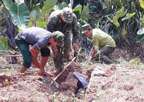 Phát hiện 3 hầm chôn đầy gỗ quý hiếm