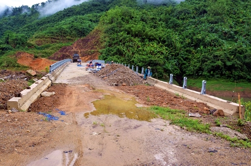 Đường làm chưa xong, cầu mới xây đã xuống cấp