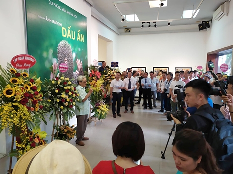 Phóng viên ảnh Hà Nội với "Dấu ấn" khi tác nghiệp 