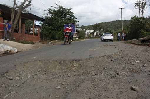 Nhiều đoạn trên quốc lộ 27 xuống cấp trầm trọng