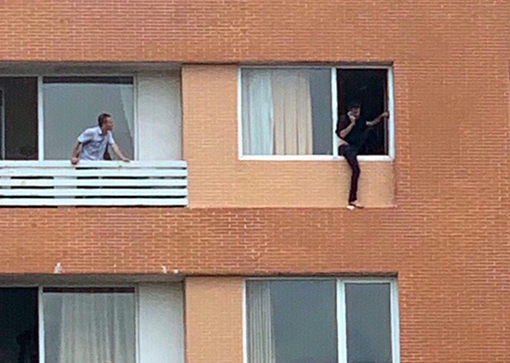 Giải cứu du khách người Pháp định nhảy lầu khách sạn tự tử