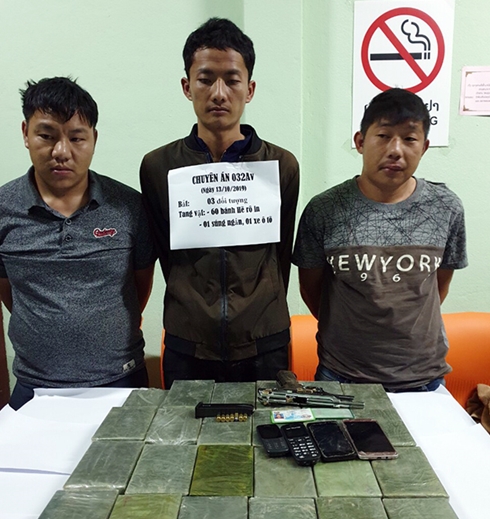 Thủ súng quân dụng, "cõng" 60 bánh heroin vào Việt Nam