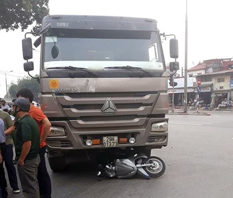 Va chạm với xe tải, người phụ nữ đi xe máy tử vong tại chỗ