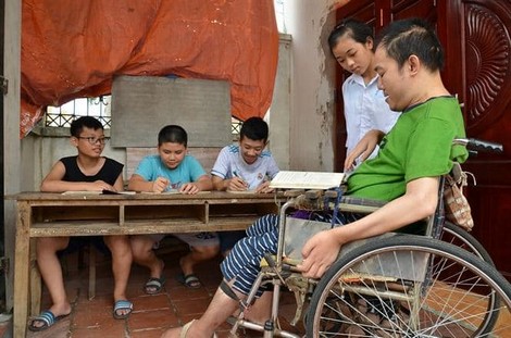 Lớp học tình thương của thầy giáo ngồi xe lăn