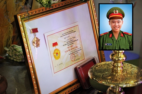 Truy tặng Huy hiệu "Tuổi trẻ dũng cảm" cho chiến sĩ Công an hy sinh khi làm nhiệm vụ 