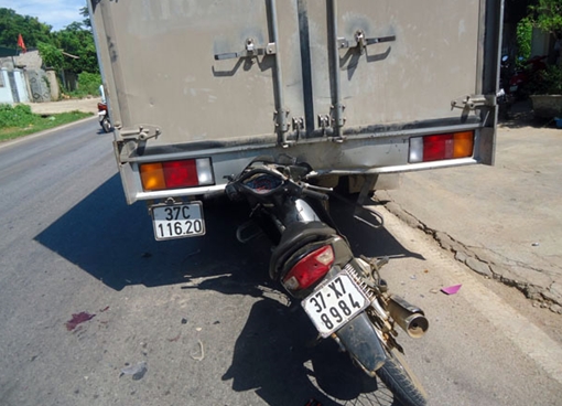 Vừa chạy xe máy vừa nghe điện thoại, tông vào xe tải nguy kịch