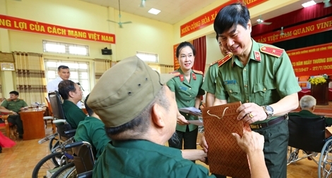 Thăm, tặng quà, khám bệnh cho người có công, gia đình chính sách tỉnh Phú Thọ
