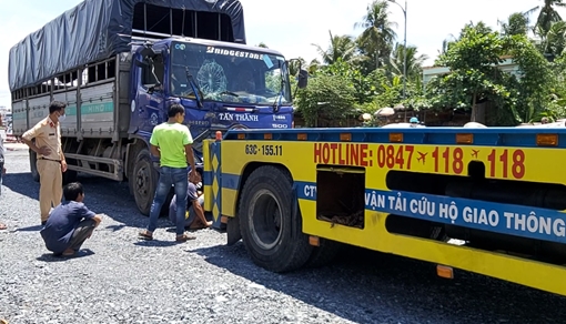 Xe tải tông liên hoàn trên cầu Rạch Miễu, nhiều người thoát chết