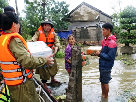 Về vùng tâm lũ hỗ trợ người dân