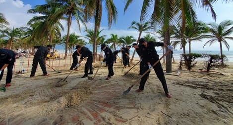 Xung kích giúp dân khắc phục hậu quả bão số 13