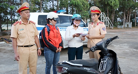 CSGT Đắk Nông trao trả xe máy bị mất cắp cho người dân