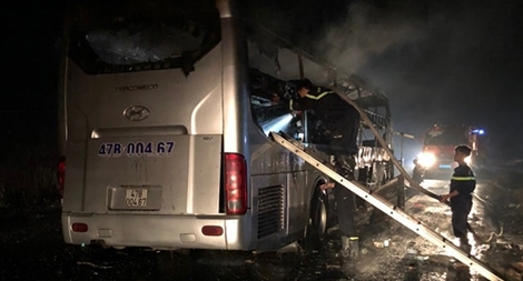 Xe khách bốc cháy trên QL, 11 người thoát chết