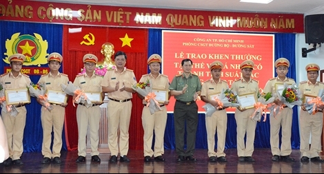 Công an TP Hồ Chí Minh khen thưởng nhiều gương người tốt, việc tốt