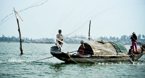 Ngăn chặn nạn khai thác thủy sản trái phép vùng đầm phá Tam Giang