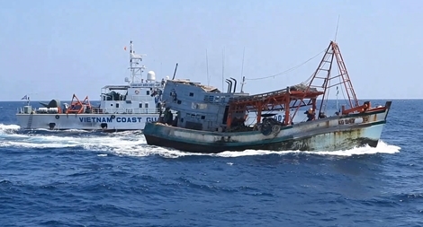 Truy đuổi bắt giữ tàu cá vi phạm IUU trên vùng biển Tây Nam