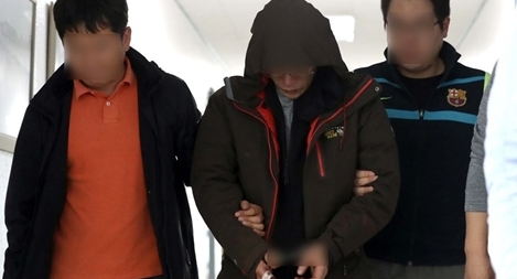 Phóng hỏa căn hộ, dùng dao đâm chết 5 người rồi bỏ trốn