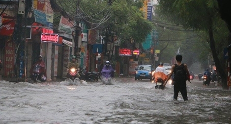 Hà Nội lại thành sông sau hoàn lưu bão số 3
